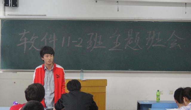 软件工程2011-2班召开“五四表彰”民主评议会-01